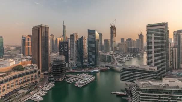 Luftaufnahme von Dubai Marina Wolkenkratzer rund um Kanal mit schwimmenden Booten Zeitraffer — Stockvideo