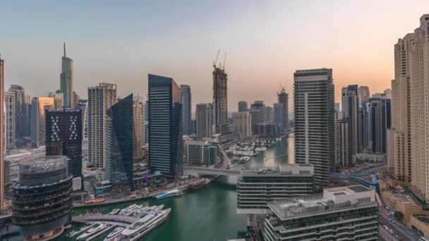 Vista aerea a Dubai marina grattacieli intorno al canale con barche galleggianti giorno a notte timelapse — Video Stock