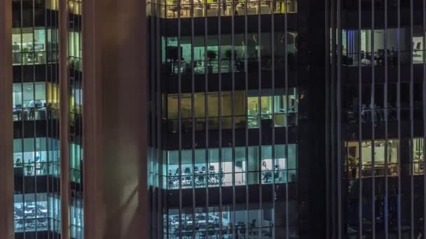 Φωτισμός παραθύρων σε σύγχρονα κτίρια γραφείων timelapse τη νύχτα — Αρχείο Βίντεο