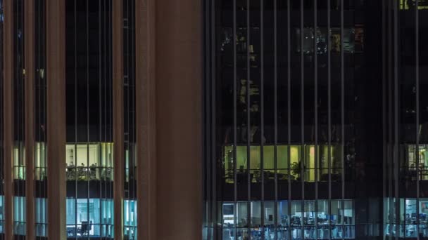 Modern ofis binalarındaki pencere ışıkları geceleri zaman ayarlı — Stok video