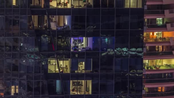 Ablakvilágítás a modern irodai és lakóépületek timelapse éjjel — Stock videók