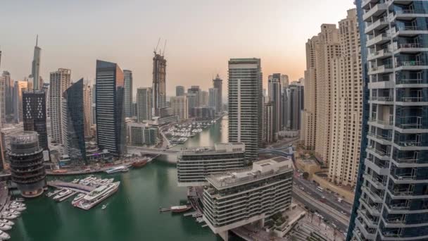 Letecký pohled na dubajský přístav mrakodrapy kolem kanálu s plovoucí lodě den od dne — Stock video