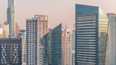 Dubai Marina Skyline ve JLT bölge gökdelenleri arka planda hava zaman aralığında.