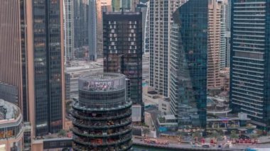 Dubai Marina Skyline ve JLT bölge gökdelenleri arka planda hava gününden geceye zaman ayarlı.