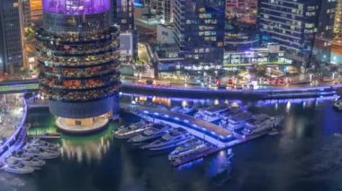 Dubai yat limanı ve her katta farklı restoranlar bulunan bir bina..