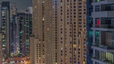 JBR ve Dubai Marina 'ya genel bakış modern gökdelenler rıhtımda yaşayan apartmanlar gece saatleri