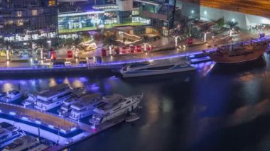 Dubai yat limanı rıhtımında Kanal boyunca Kanal havası gece zaman aşımı.