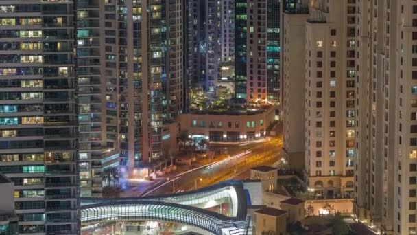 Descripción del skyline de JBR y Dubai Marina con modernos rascacielos de gran altura frente al mar living apartamentos timelapse noche aérea — Vídeos de Stock