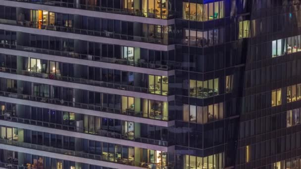 Ventanas luces en oficinas modernas y edificios residenciales timelapse por la noche — Vídeos de Stock