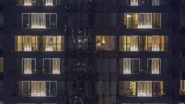 Ventanas luces en oficinas modernas y edificios residenciales timelapse por la noche — Vídeo de stock