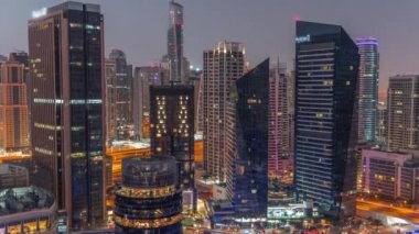Dubai Marina Skyline ve JLT semti gökdelenleri gece gündüz arka planda..