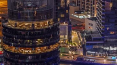 Dubai marinası rıhtımı ve her katta farklı restoranlar var. Her katta gece gündüz farklı restoranlar..