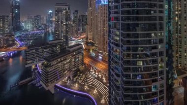 JBR ve Dubai Marina 'ya genel bakış modern gökdelenler rıhtımda yaşayan apartmanlar gece saatleri