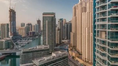 Kanal çevresindeki Dubai marina gökdelenlerinin hava görüntüsü.