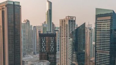Dubai Marina Skyline ve JLT bölge gökdelenleri arka planda hava zaman aralığında.