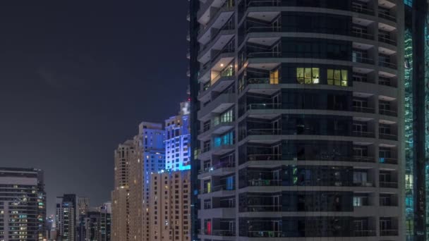 JBR与迪拜的天际线与现代高层摩天大楼的概览海滨浴场居住公寓空中过夜时间 — 图库视频影像