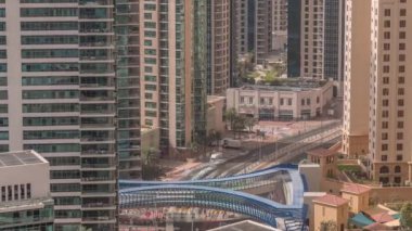 JBR ve Dubai Marina 'ya genel bakış modern gökdelenler rıhtımda yaşayan apartmanlar havadan zaman çizelgesi