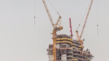 Vinçler ve demir çerçeve zaman ayarlı gökdelen yapım aşamasında