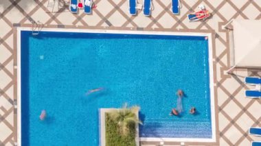Çatıdaki yüzme havuzu yukarıdan izleniyor, Dubai marinasında havadan izleniyor..