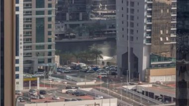 Dubai 'de hafif araçlar için araba parkı ve yol trafiği. Lüks konut bölgesi hava manzaralı zaman aralığı.