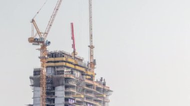 Vinçler ve demir çerçeve zaman ayarlı gökdelen yapım aşamasında