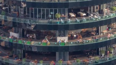 Dubai marinası rıhtımı ve her katta farklı restoranlar var..