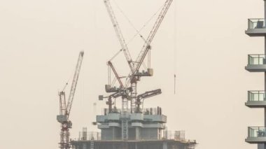 Vinçler ve demir çerçeve zaman ayarlı gökdelen yapım aşamasında