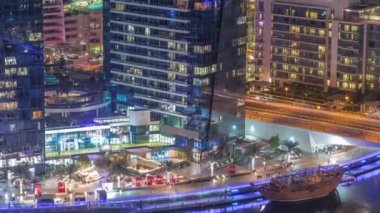 Dubai yat limanı rıhtımında Kanal boyunca Kanal havası gece zaman aşımı.