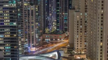 JBR ve Dubai Marina 'ya genel bakış modern gökdelenler rıhtımda yaşayan apartmanlar gece saatleri