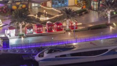 Dubai yat limanı rıhtımında Kanal boyunca Kanal havası gece zaman aşımı.