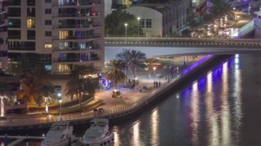 Dubai yat limanı rıhtımında Kanal boyunca Kanal havası gece zaman aşımı.