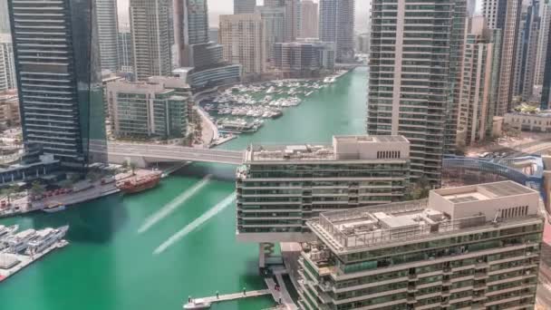 Widok z lotu ptaka na Dubai Marina drapacze chmur wokół kanału z pływających łodzi cały dzień timelapse — Wideo stockowe