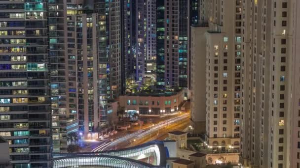 Overzicht van de skyline van JBR en Dubai Marina met moderne wolkenkrabbers aan het water levende appartementen luchtfoto 's nachtelijke tijdspanne — Stockvideo