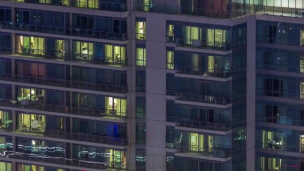 Janelas luzes em escritórios modernos e edifícios residenciais timelapse à noite — Vídeo de Stock