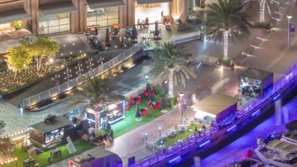 Dubai Marina Promenade am Wasser entlang Kanal Antenne Nacht Zeitraffer. — Stockvideo