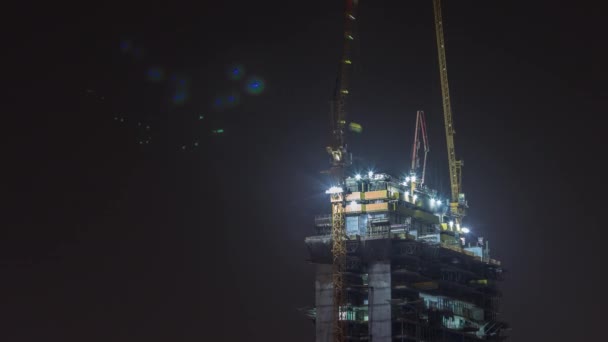 Arranha-céu em construção com guindastes e estrutura de ferro noite timelapse — Vídeo de Stock