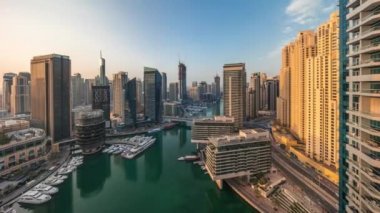 Kanal çevresindeki Dubai marina gökdelenlerinin hava görüntüsü.