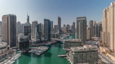 Kanal çevresindeki Dubai marina gökdelenlerinin hava görüntüsünü gösteren panorama.