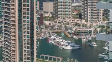 Dubai Marina gökdelenlerindeki hava manzarası ve liman zamanındaki en lüks yat, Dubai, Birleşik Arap Emirlikleri