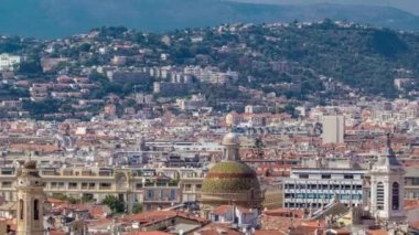 Parlak kırmızı çatılar eski şehir timelapse bilir. Havadan görünümü Shattos Hill. Güzel, Fransa