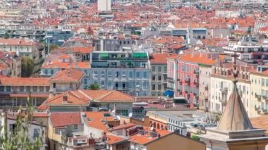Parlak kırmızı çatılar eski şehir timelapse bilir. Havadan görünümü Shattos Hill. Güzel, Fransa