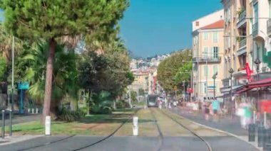 Boulevard Jean Jaures timelapse yukarı ve aşağı gidiş tramvay ile güneşli bir günde. Güzel, Fransa
