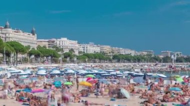 Renkli tarihi kent merkezine ve Cannes timelapse Beach'te Riviera bir güzel yaz günü Fransa Fransız