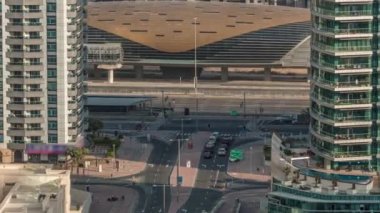 Tramvay durağı yakınlarındaki trafik ve metro istasyonundan çıkış Dubai marinası hava zaman aralığında.
