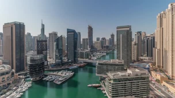 Panorama que muestra vista aérea a los rascacielos del puerto deportivo de Dubái alrededor del canal con timelapse de barcos flotantes — Vídeos de Stock