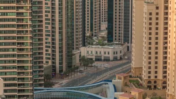 Vue d'ensemble de JBR et Dubai Marina skyline avec gratte-ciel modernes en bord de mer appartements de vie aérien timelapse — Video