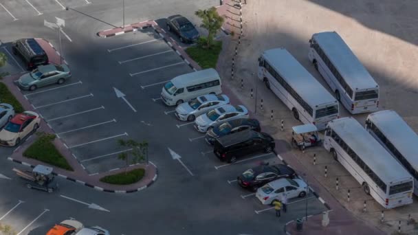 Vista superior estacionamento ocupado com muitos carros se movendo dentro e fora timelapse. — Vídeo de Stock