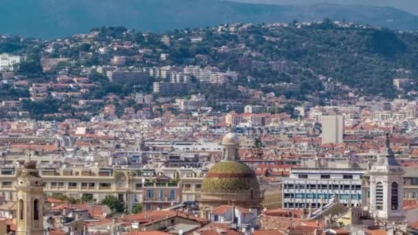 Le soleil éclatant éclaire les toits rouges de la vieille ville timelapse. Vue aérienne depuis la colline de Shattos. Nice, France — Video