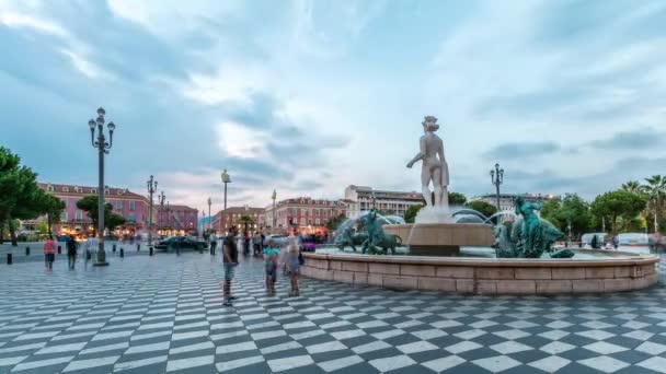 Den fontän du Soleil på Place Masséna square trevlig dag till natt timelapse, franska Rivieran, Côte d'Azur, Frankrike — Stockvideo