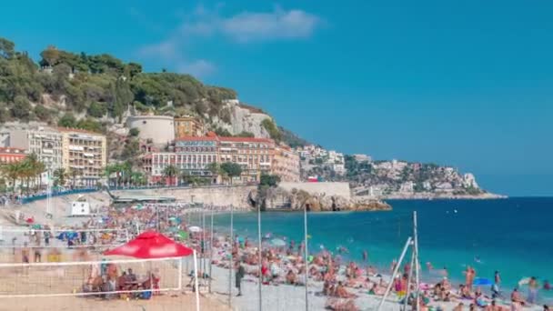 Widok na plażę w Nicei timelapse, Francja, w pobliżu Promenady Anglików. — Wideo stockowe